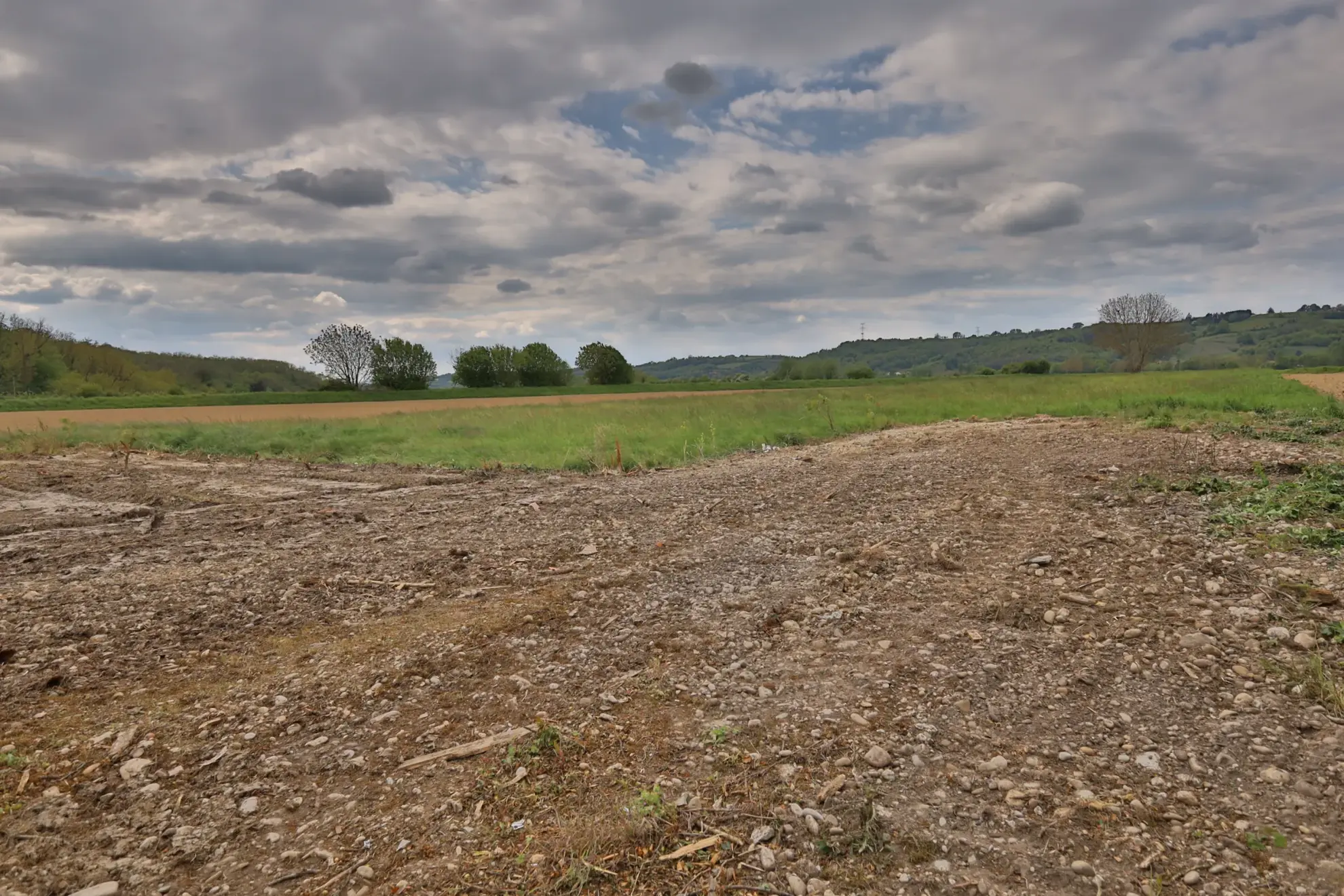 Terrain constructible de 1115 m² à Septème, viabilisé et plat 