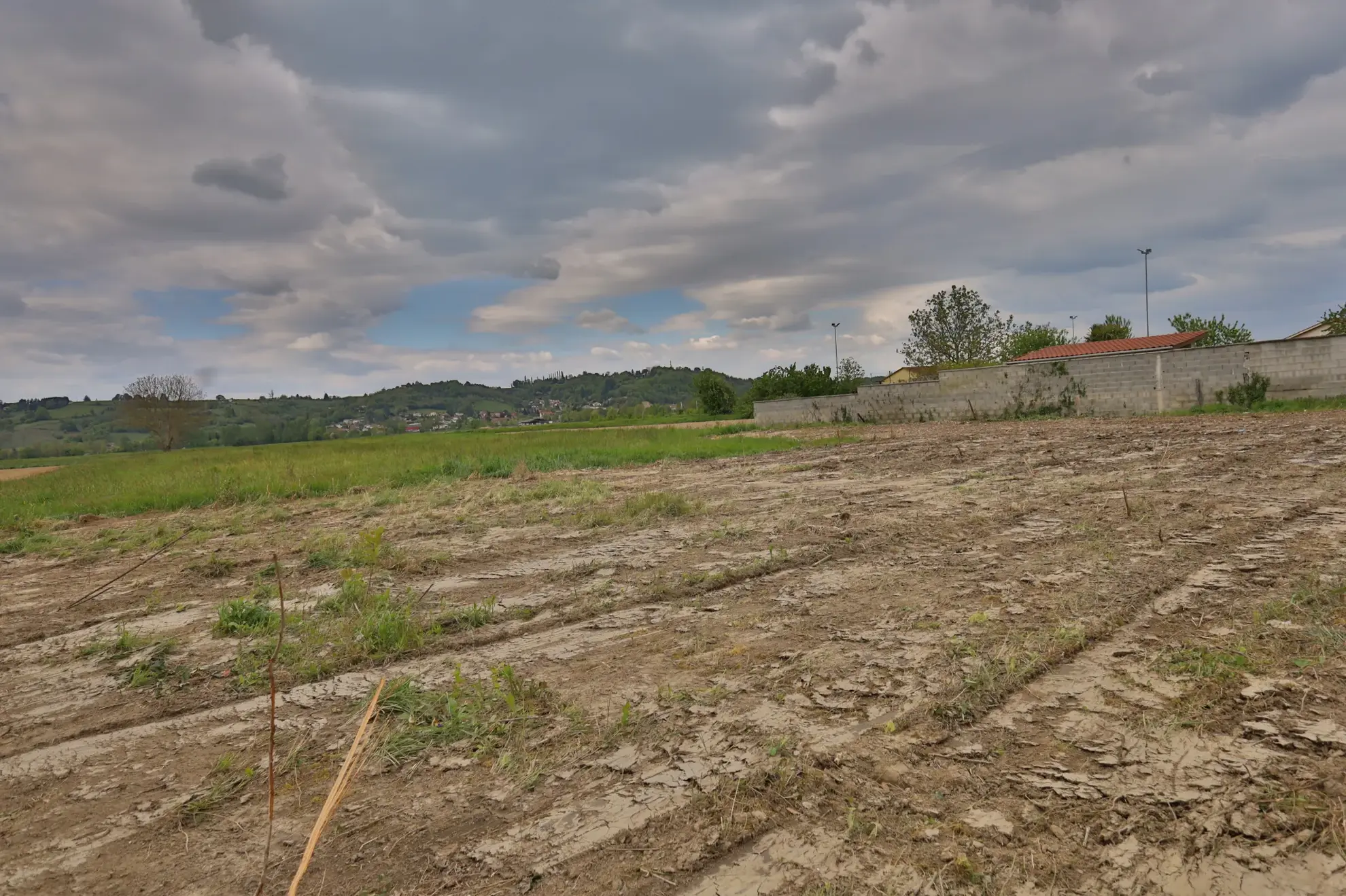 Terrain constructible de 1115 m² à Septème, viabilisé et plat 