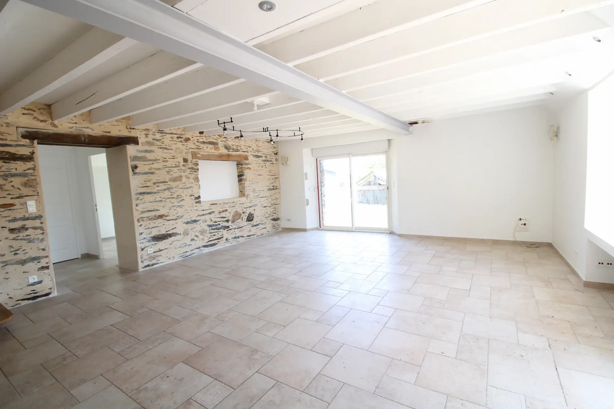Maison en pierres en campagne de 80m² à Saffré, disponible immédiatement 