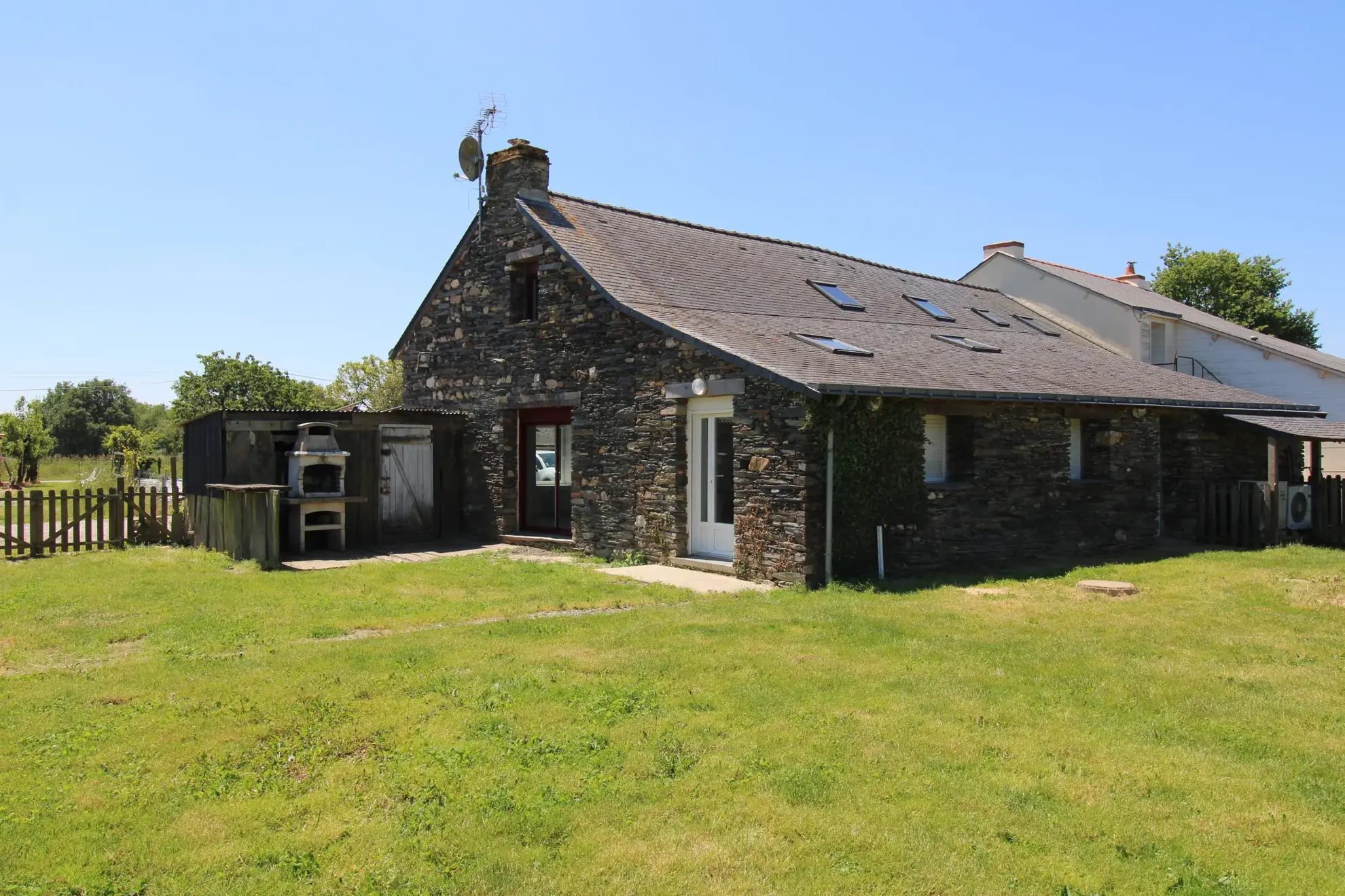Maison en pierres en campagne de 80m² à Saffré, disponible immédiatement 