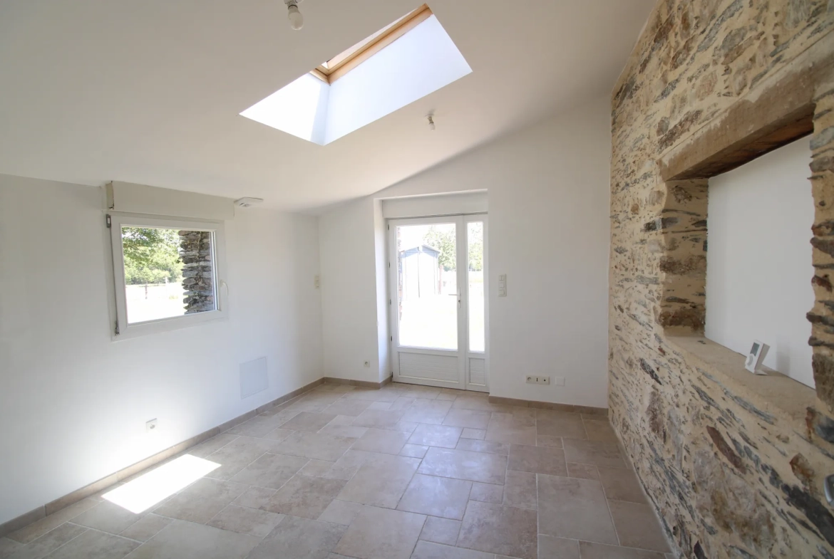 Maison en pierres en campagne de 80m² à Saffré, disponible immédiatement 