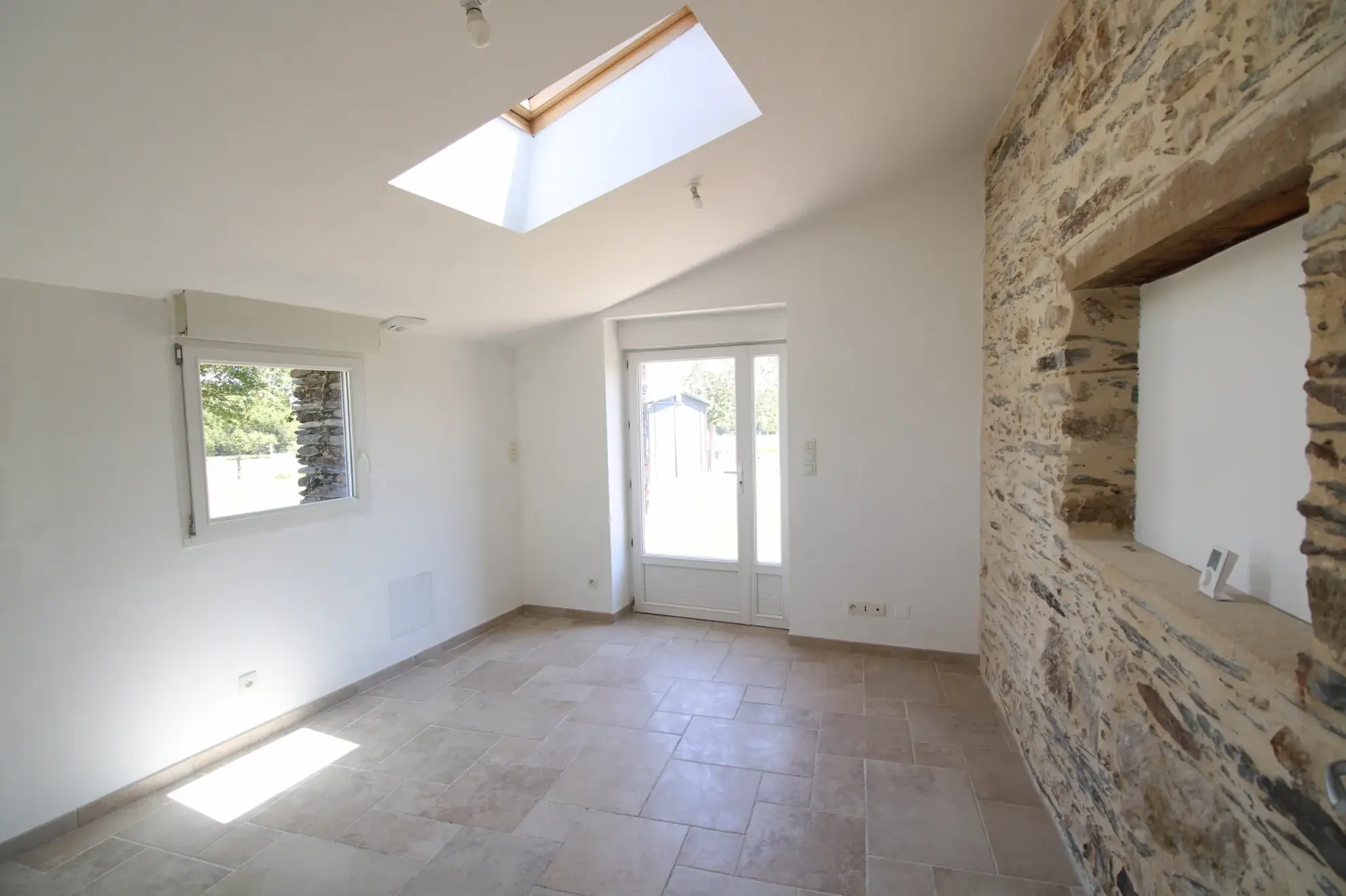 Maison en pierres en campagne de 80m² à Saffré, disponible immédiatement 