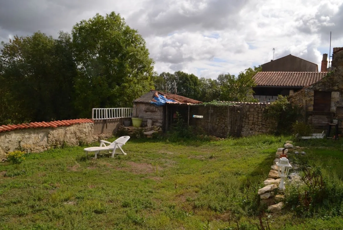Maison en pierres à rénover à Sainte Hermine - Centre-ville avec jardin et garage 