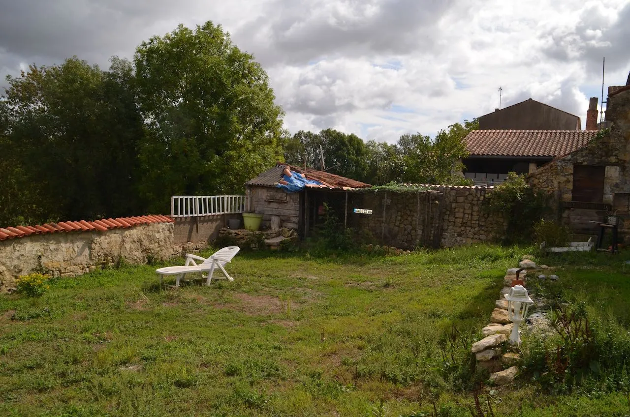 Maison en pierres à rénover à Sainte Hermine - Centre-ville avec jardin et garage 