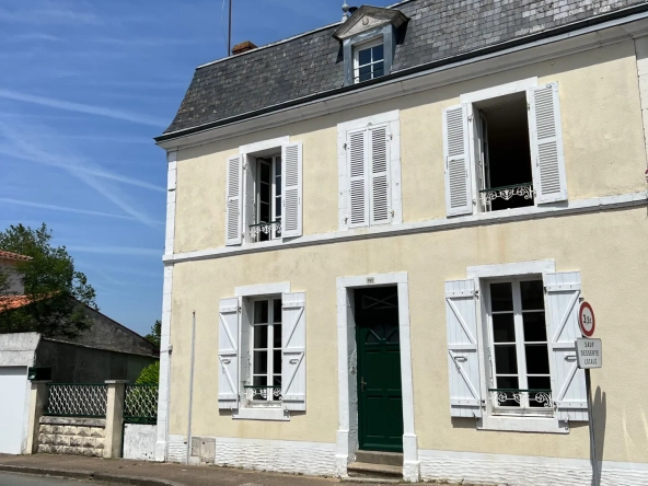 Maison en pierres à rénover à Sainte Hermine - Centre-ville avec jardin et garage