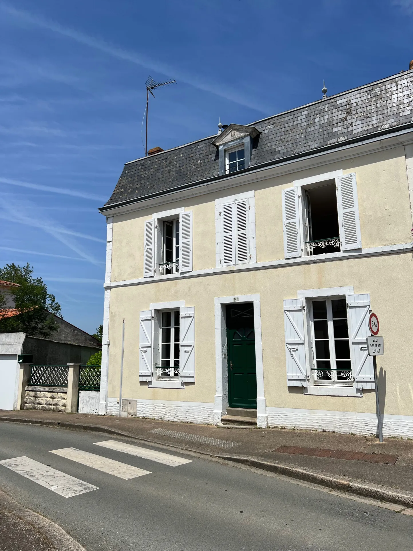 Maison en pierres à rénover à Sainte Hermine - Centre-ville avec jardin et garage 