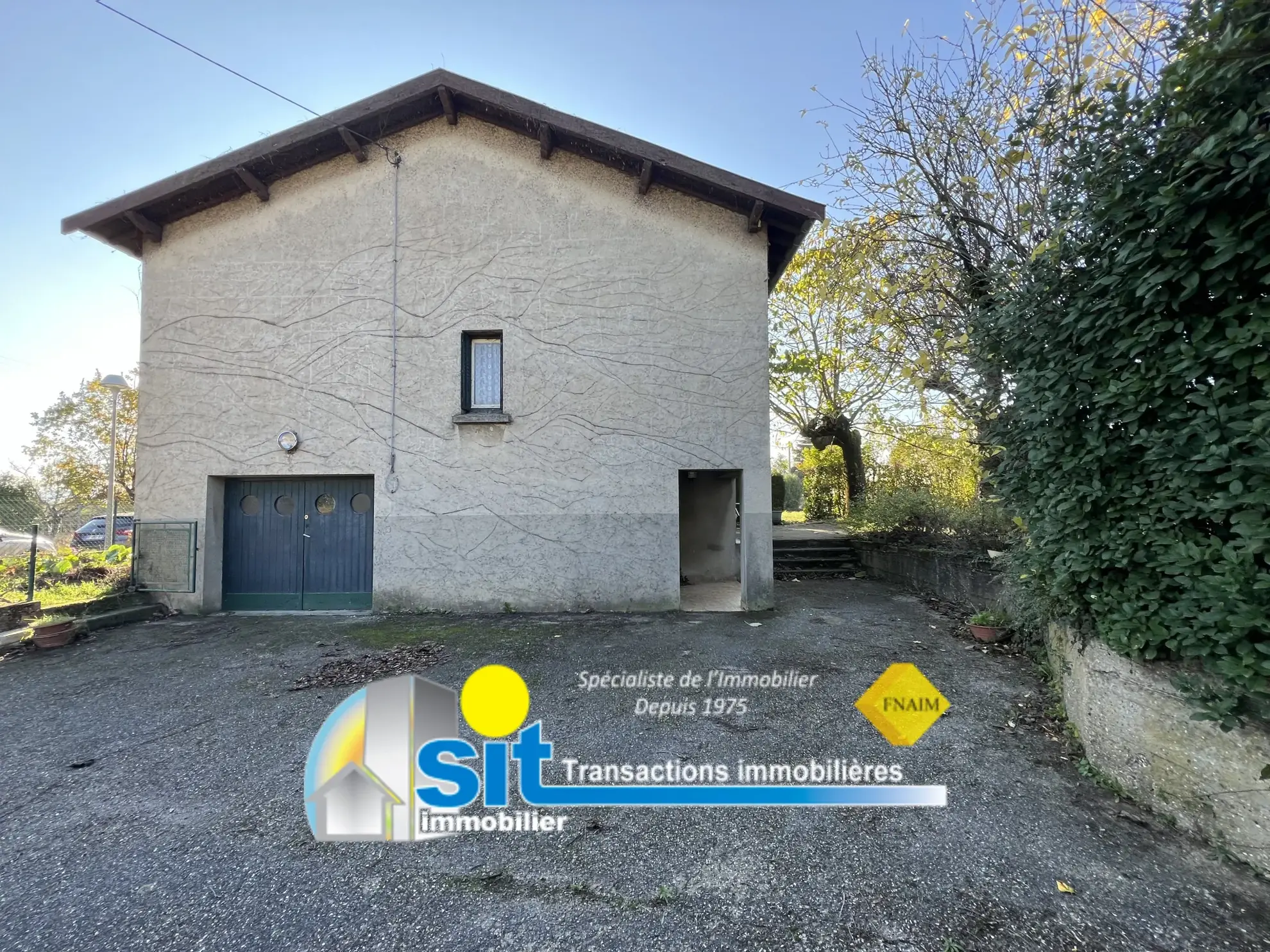 Maison à vendre à Chonas L'Amballan - 82 m², 4 chambres, terrain arboré, travaux à prévoir 