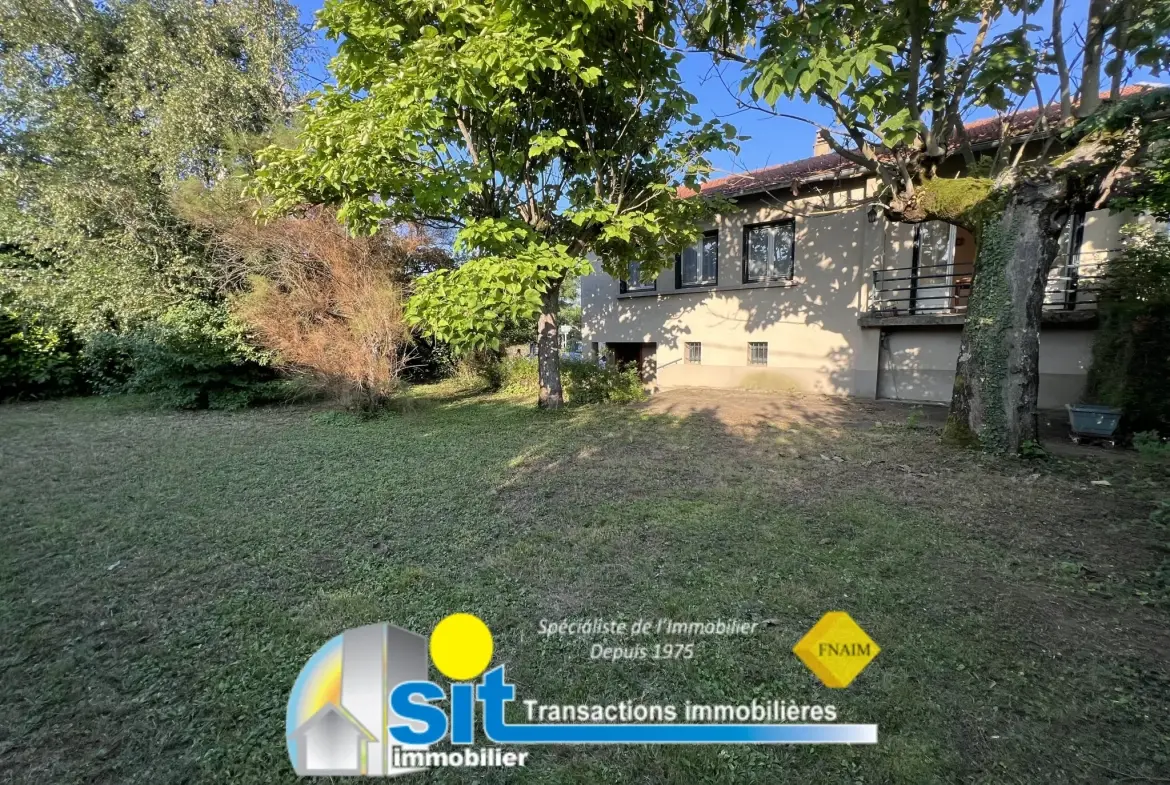 Maison à vendre à Chonas L'Amballan - 82 m², 4 chambres, terrain arboré, travaux à prévoir 