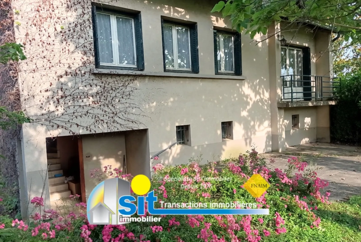 Maison à vendre à Chonas L'Amballan - 82 m², 4 chambres, terrain arboré, travaux à prévoir 
