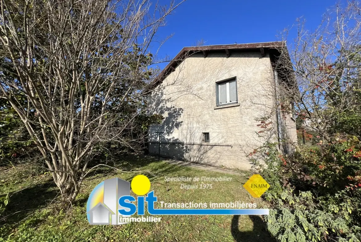 Maison à vendre à Chonas L'Amballan - 82 m², 4 chambres, terrain arboré, travaux à prévoir 