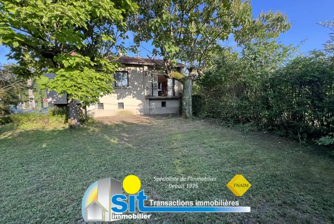 Maison à vendre à Chonas L'Amballan - 82 m², 4 chambres, terrain arboré, travaux à prévoir 