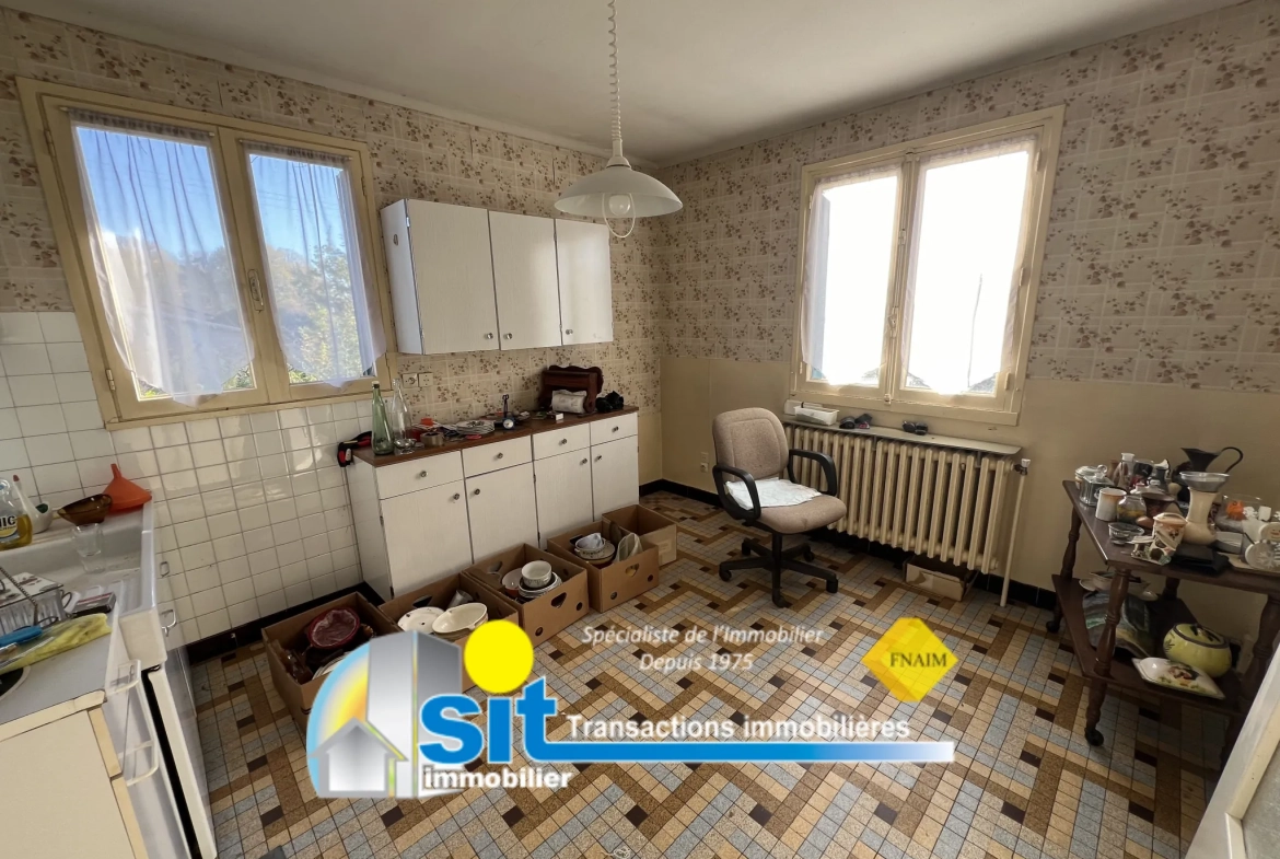 Maison à vendre à Chonas L'Amballan - 82 m², 4 chambres, terrain arboré, travaux à prévoir 