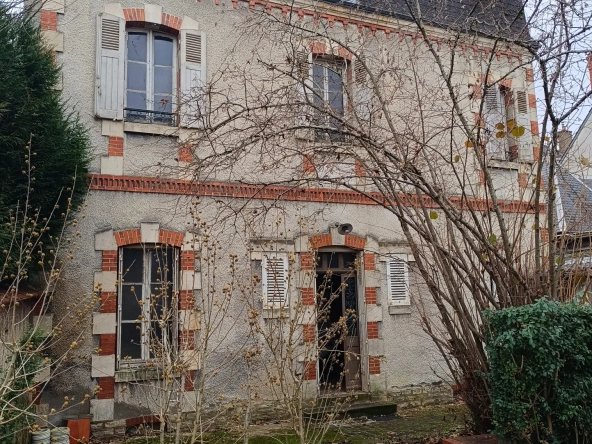 Belle maison bourgeoise à rénover au centre de Vierzon avec jardin etgarage 