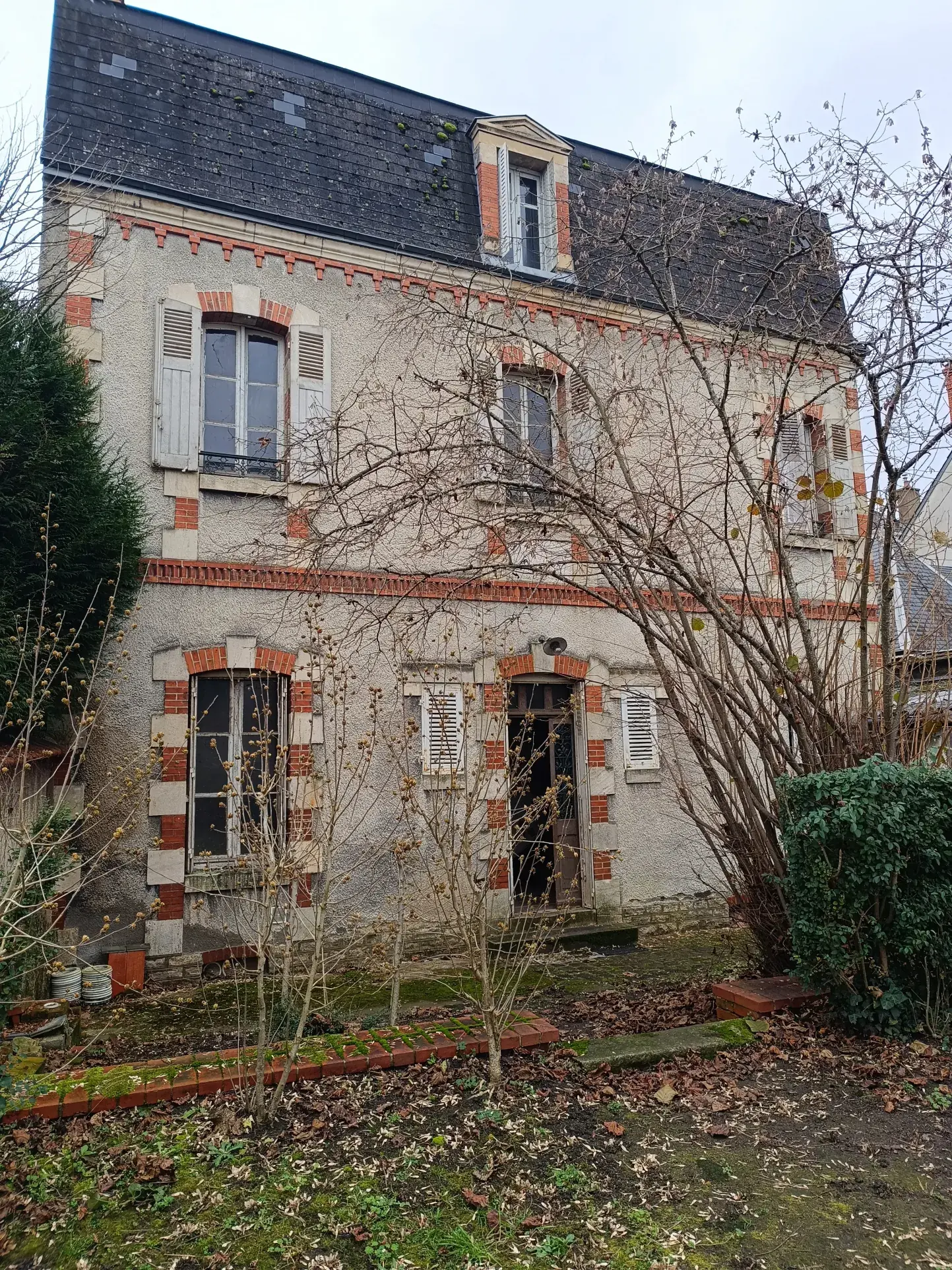Belle maison bourgeoise à rénover au centre de Vierzon avec jardin etgarage 