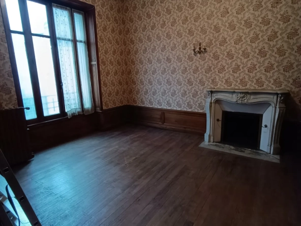 Belle maison bourgeoise à rénover au centre de Vierzon avec jardin etgarage 