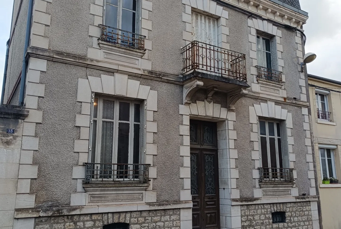 Belle maison bourgeoise à rénover au centre de Vierzon avec jardin etgarage 