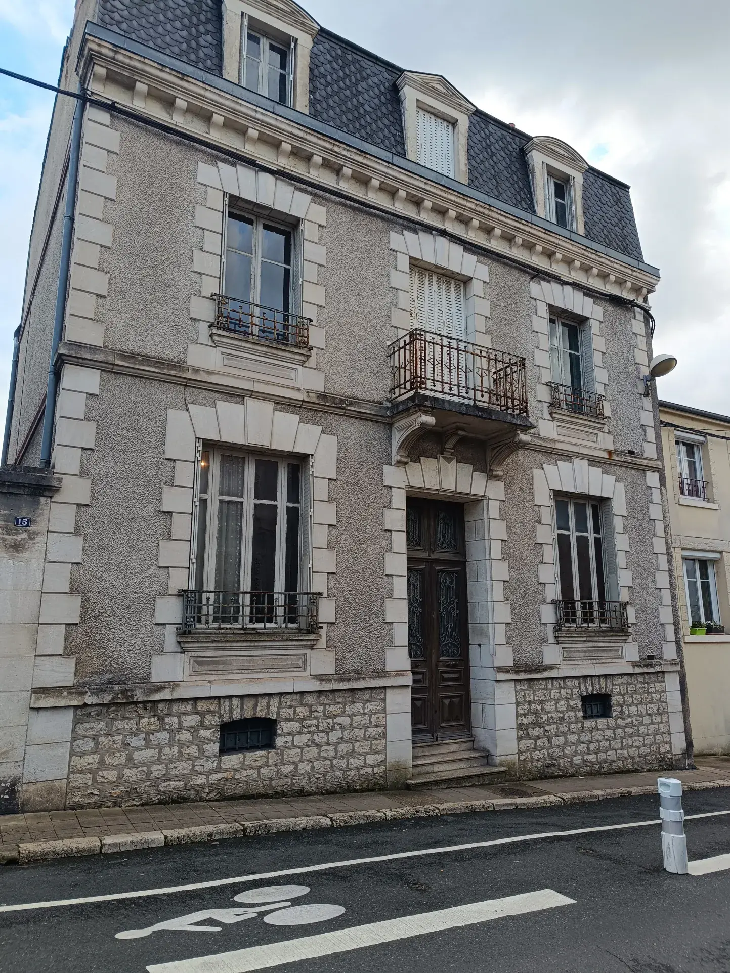 Belle maison bourgeoise à rénover au centre de Vierzon avec jardin etgarage 