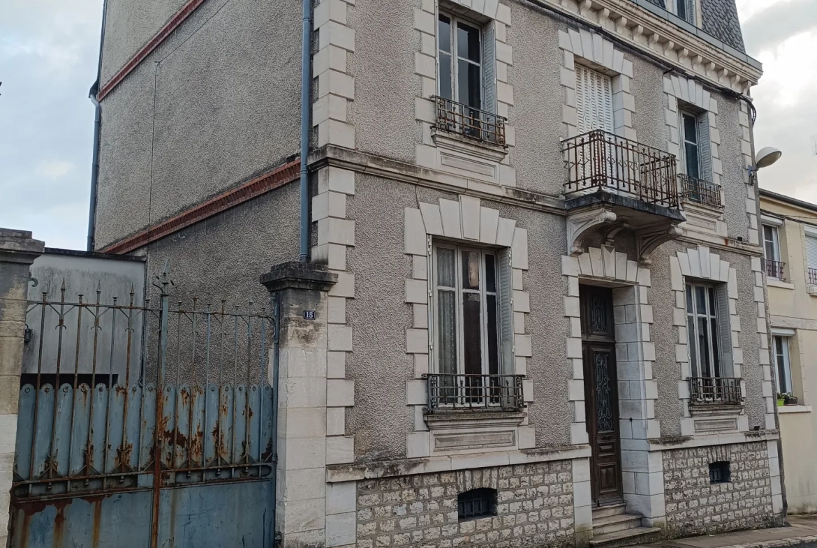 Belle maison bourgeoise à rénover au centre de Vierzon avec jardin etgarage 
