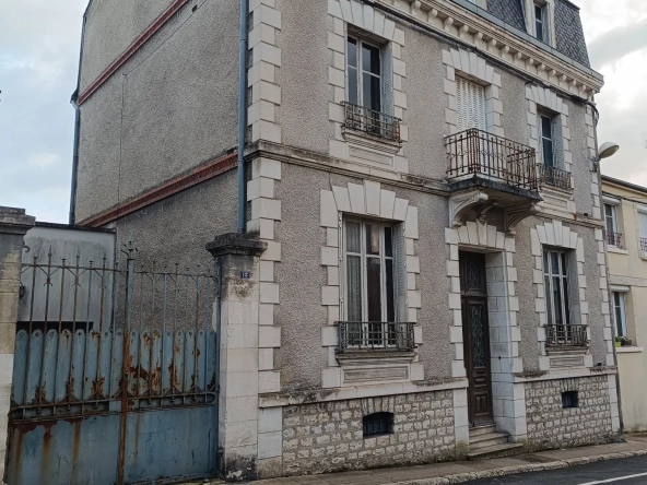 Belle maison bourgeoise à rénover au centre de Vierzon avec jardin etgarage