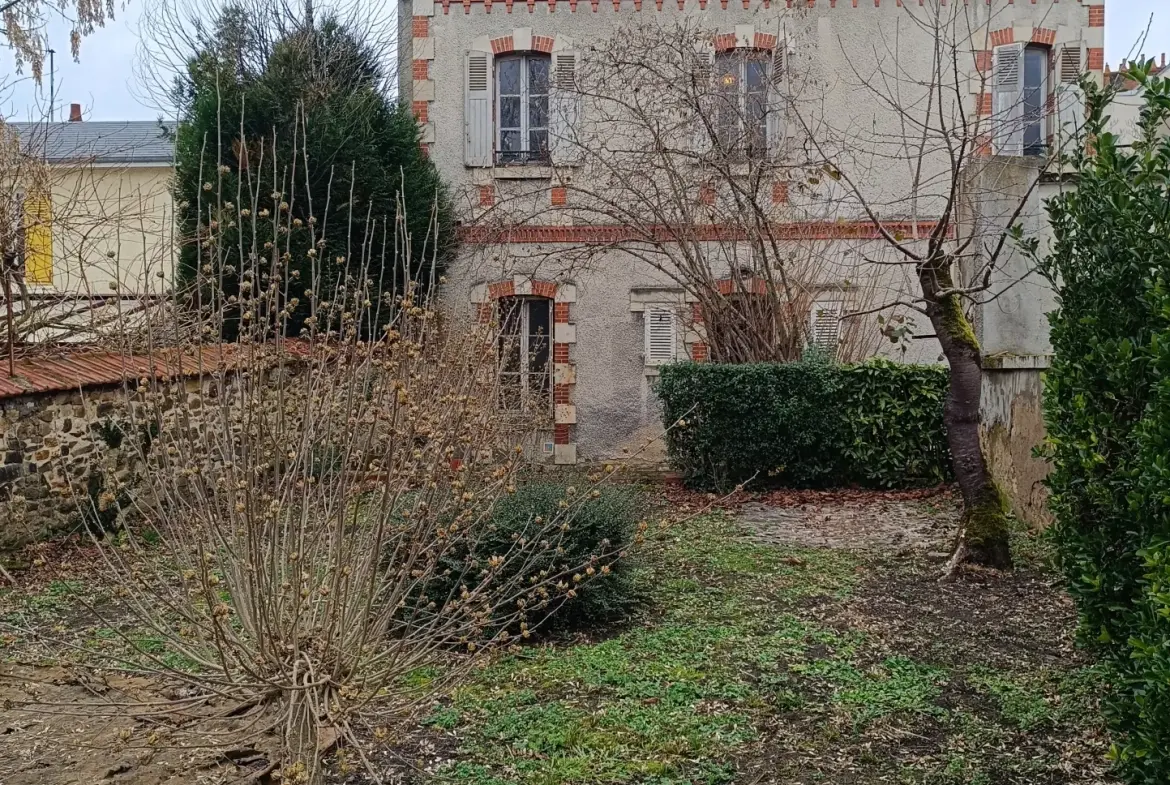 Belle maison bourgeoise à rénover au centre de Vierzon avec jardin etgarage 