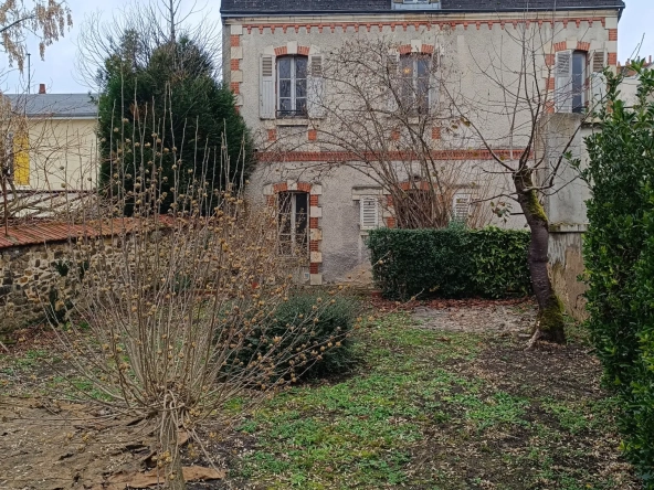 Belle maison bourgeoise à rénover au centre de Vierzon avec jardin etgarage 