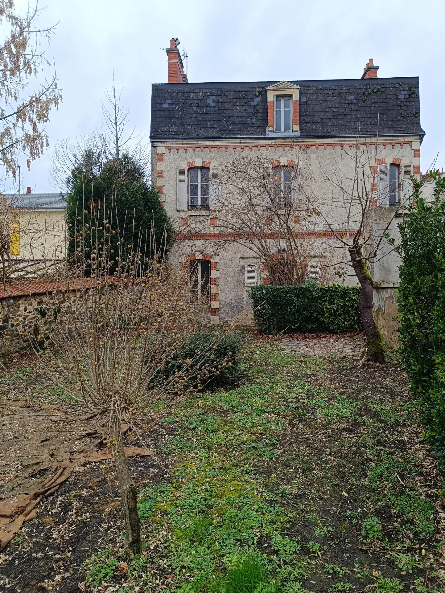Belle maison bourgeoise à rénover au centre de Vierzon avec jardin etgarage 