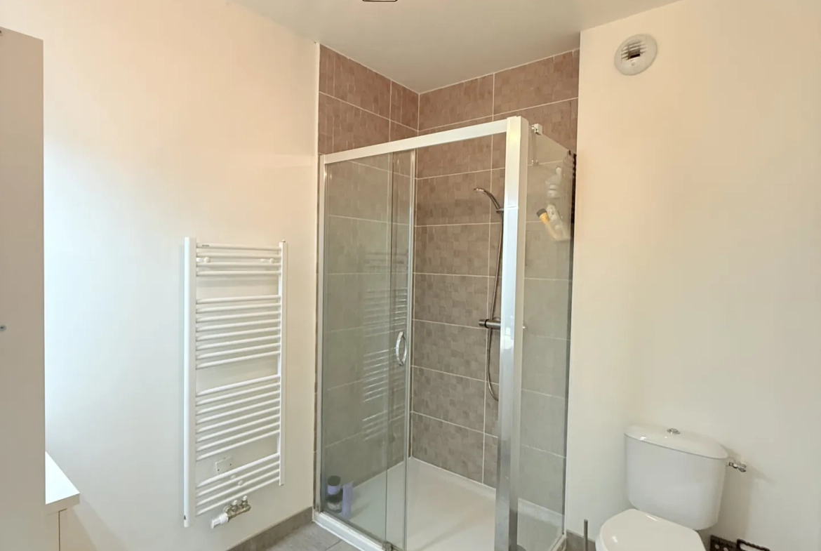 Appartement T2 récent avec terrasse et parking sécurisé à Andernos-les-Bains 