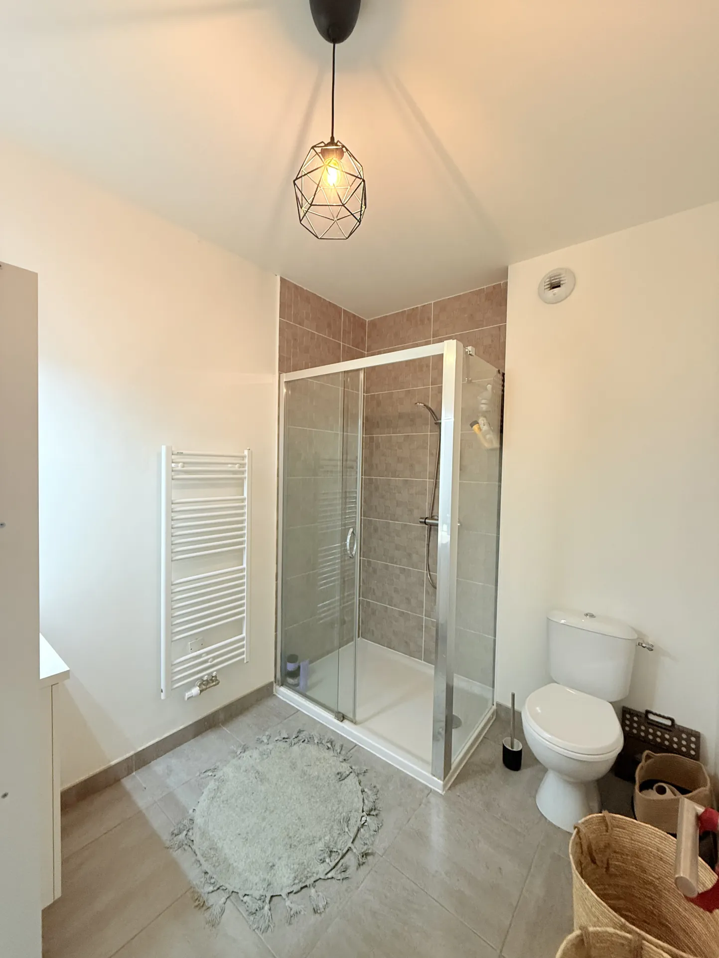 Appartement T2 récent avec terrasse et parking sécurisé à Andernos-les-Bains 