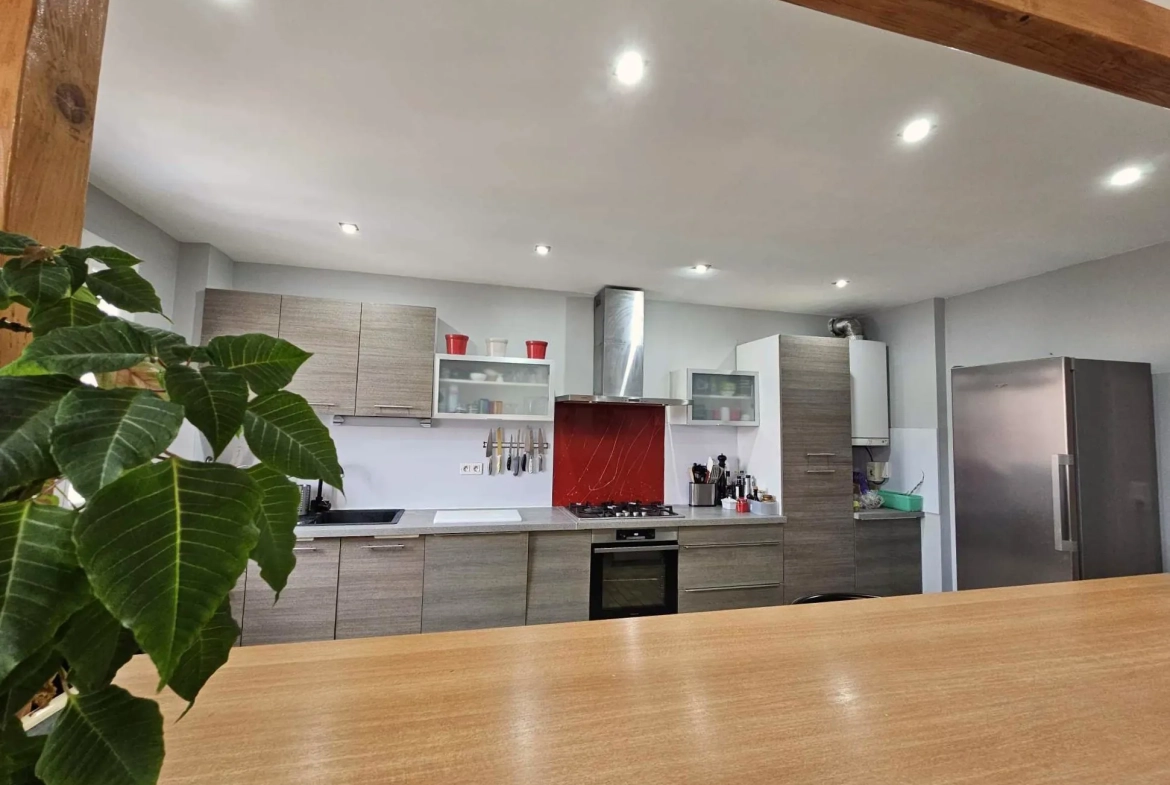 Spacieux appartement T3 de 93 m² à Rodez avec balcon, garage et proximité commodités 