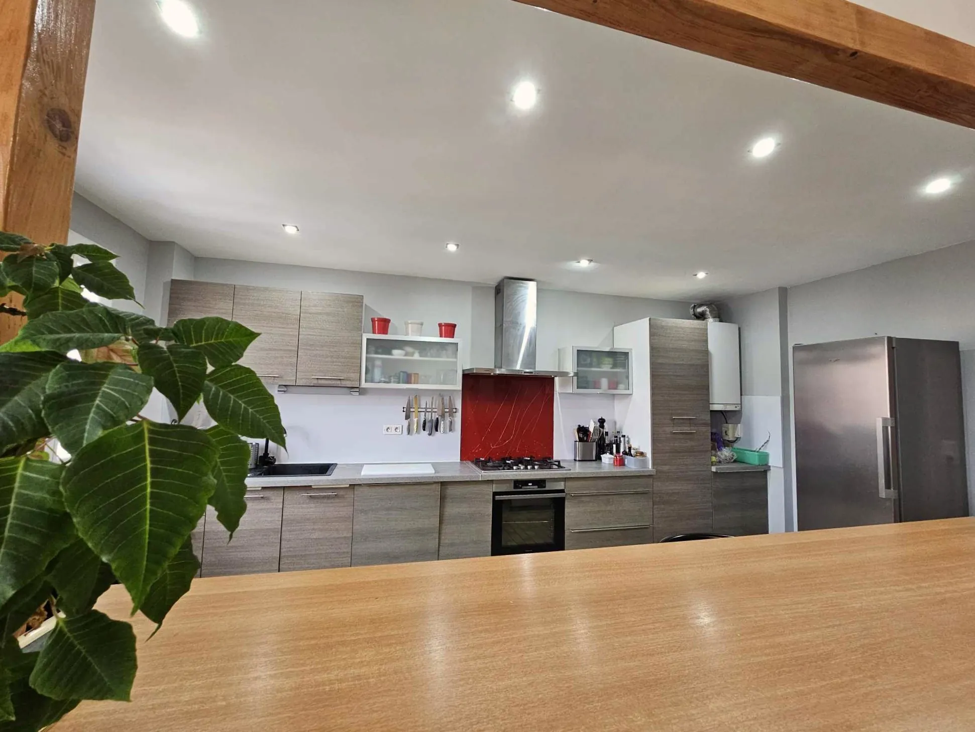 Spacieux appartement T3 de 93 m² à Rodez avec balcon, garage et proximité commodités 