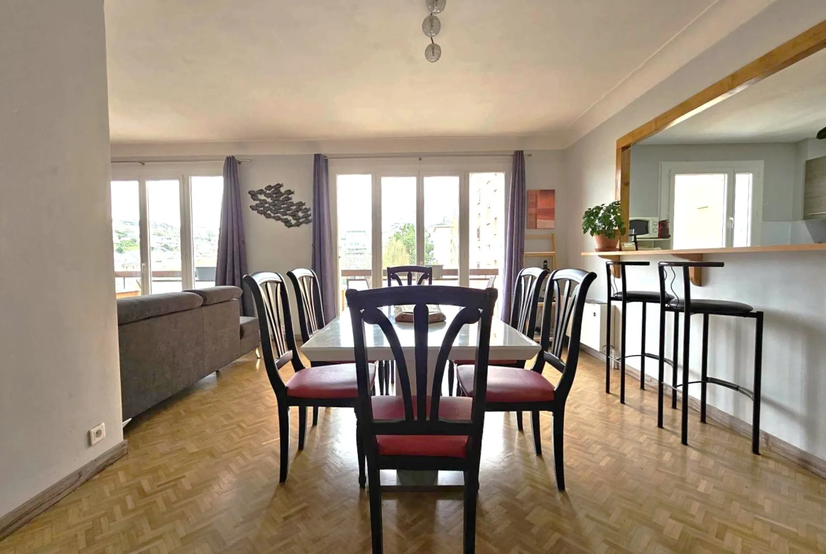 Spacieux appartement T3 de 93 m² à Rodez avec balcon, garage et proximité commodités 