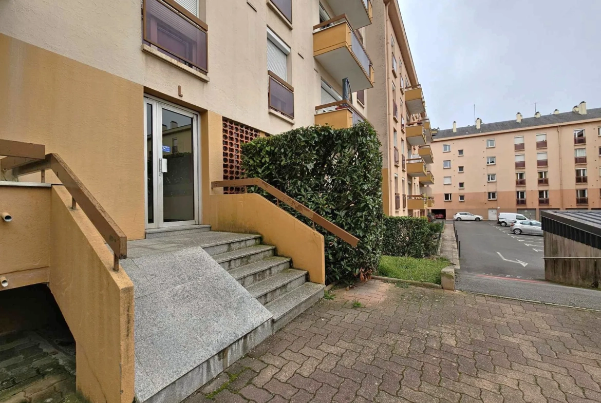 Spacieux appartement T3 de 93 m² à Rodez avec balcon, garage et proximité commodités 