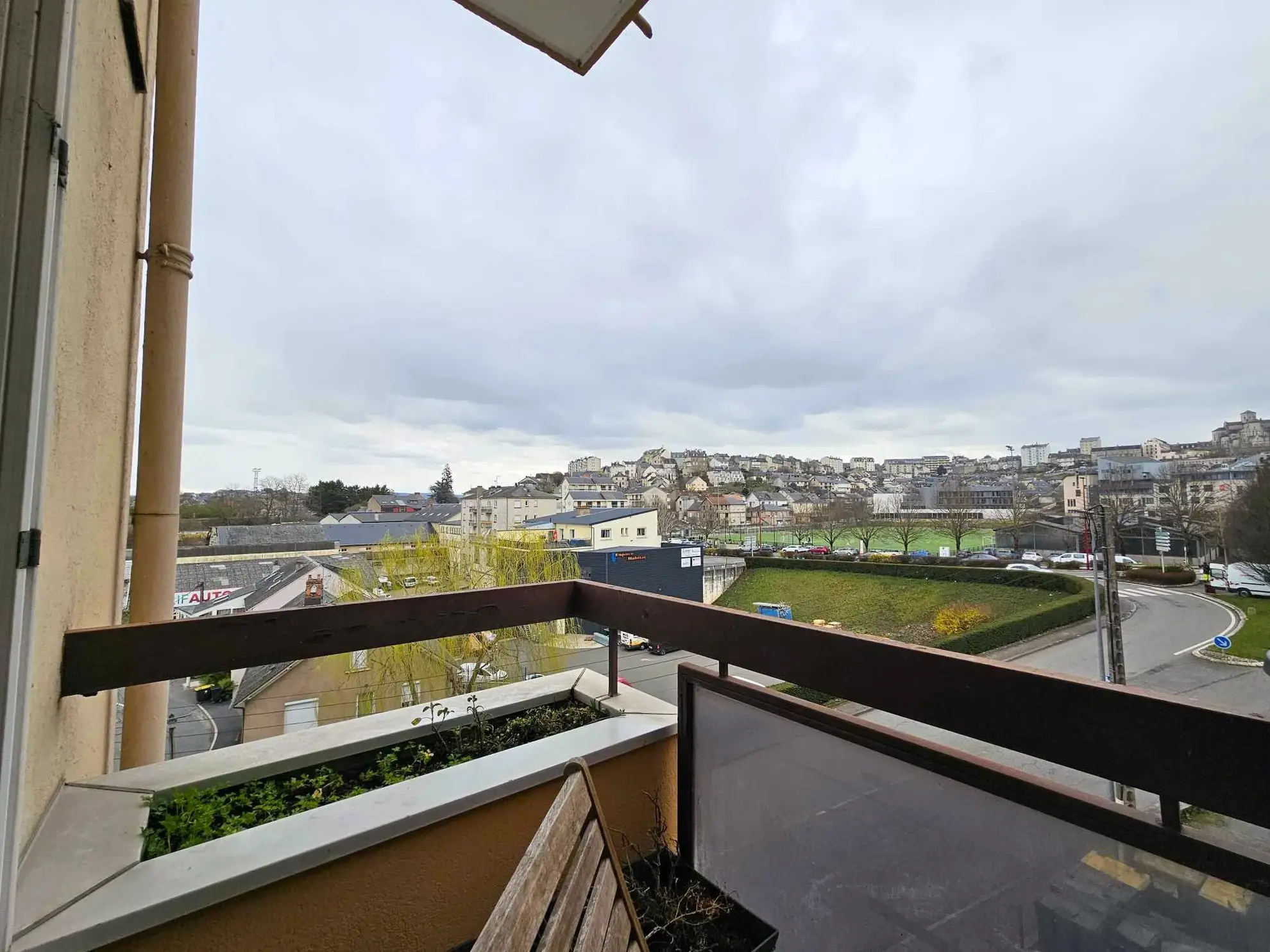 Spacieux appartement T3 de 93 m² à Rodez avec balcon, garage et proximité commodités 
