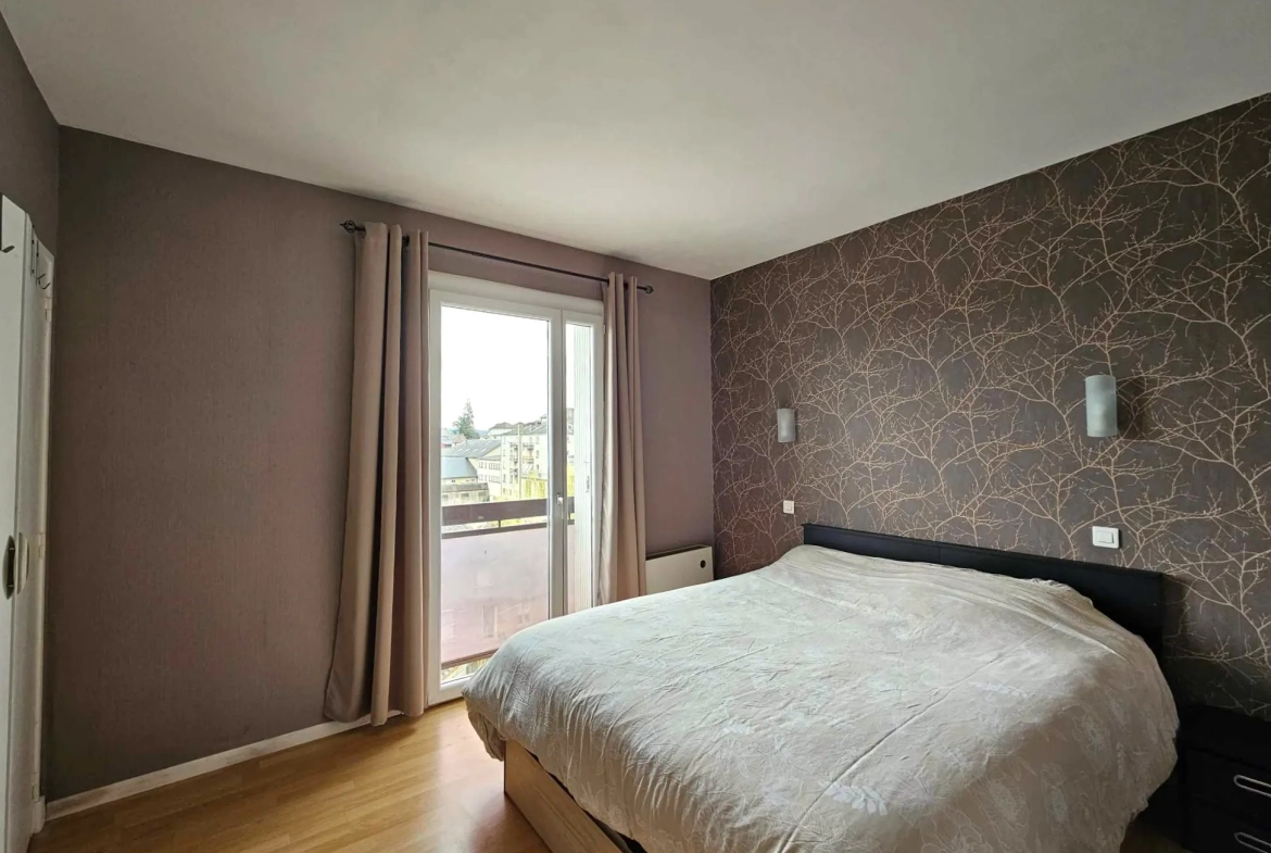 Spacieux appartement T3 de 93 m² à Rodez avec balcon, garage et proximité commodités 