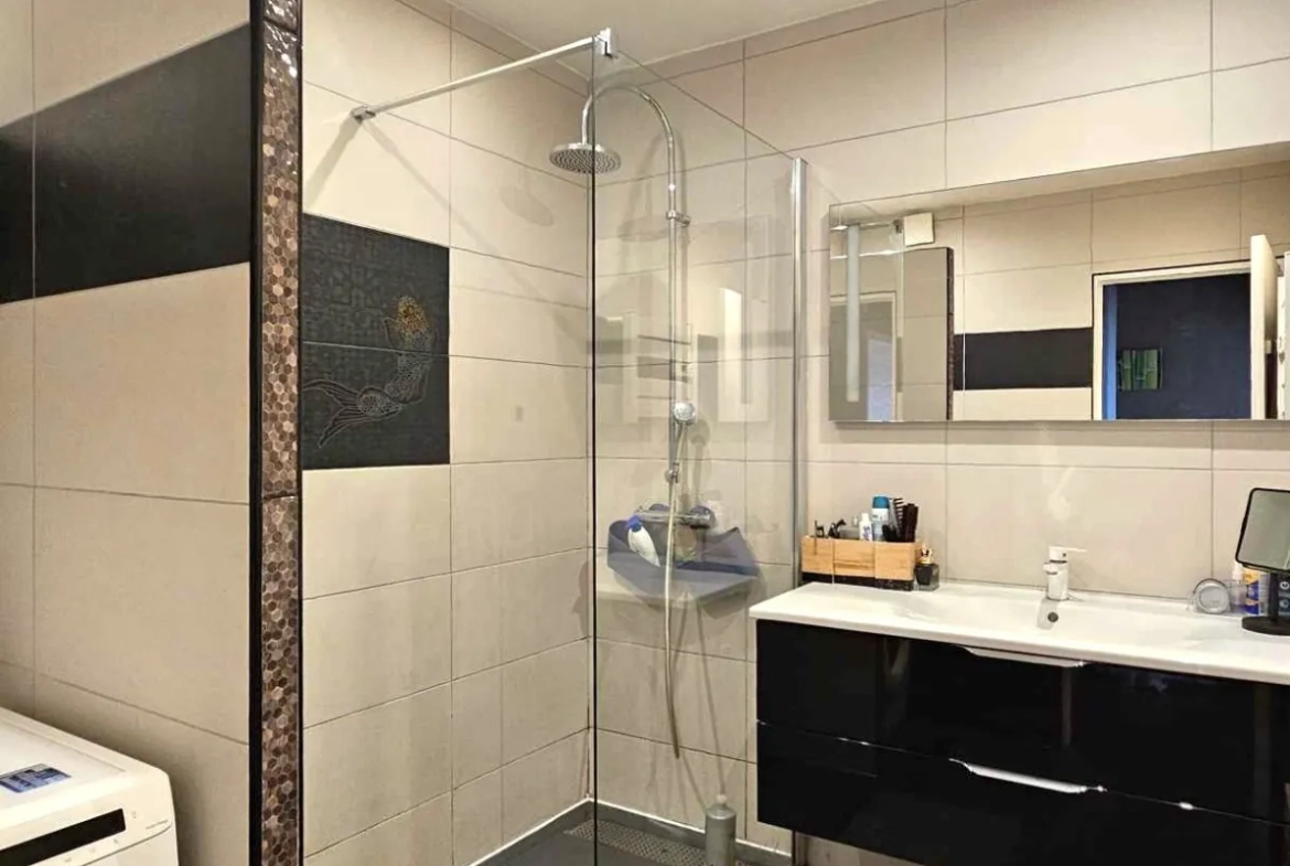 Spacieux appartement T3 de 93 m² à Rodez avec balcon, garage et proximité commodités 