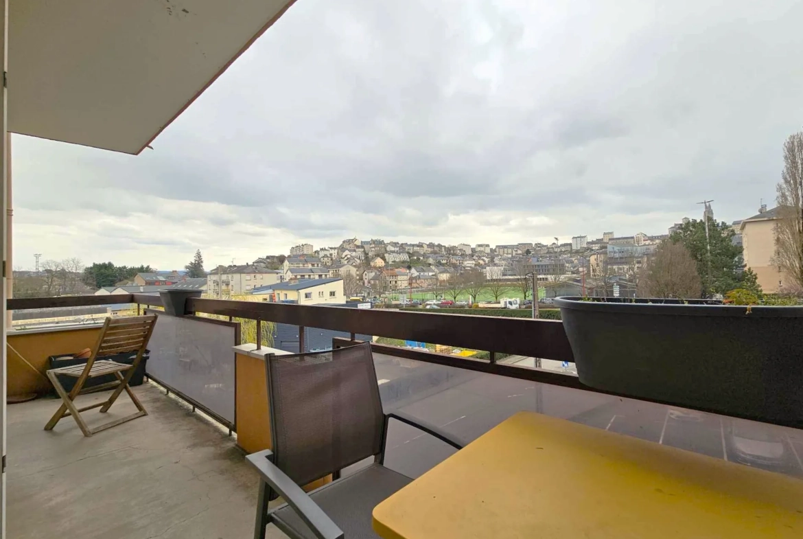 Spacieux appartement T3 de 93 m² à Rodez avec balcon, garage et proximité commodités 