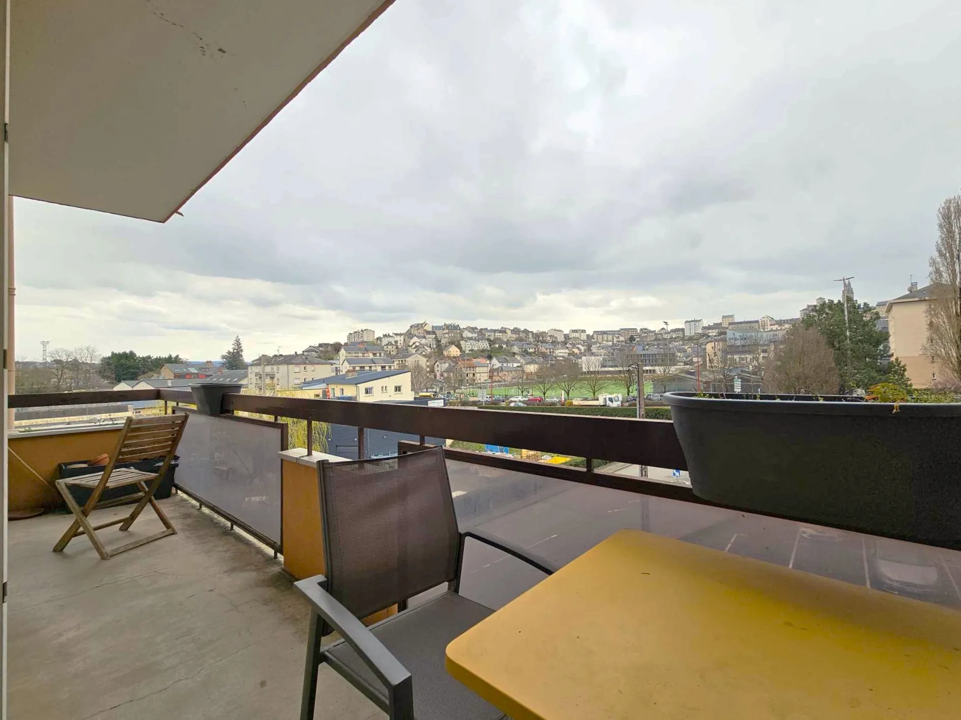Spacieux appartement T3 de 93 m² à Rodez avec balcon, garage et proximité commodités 