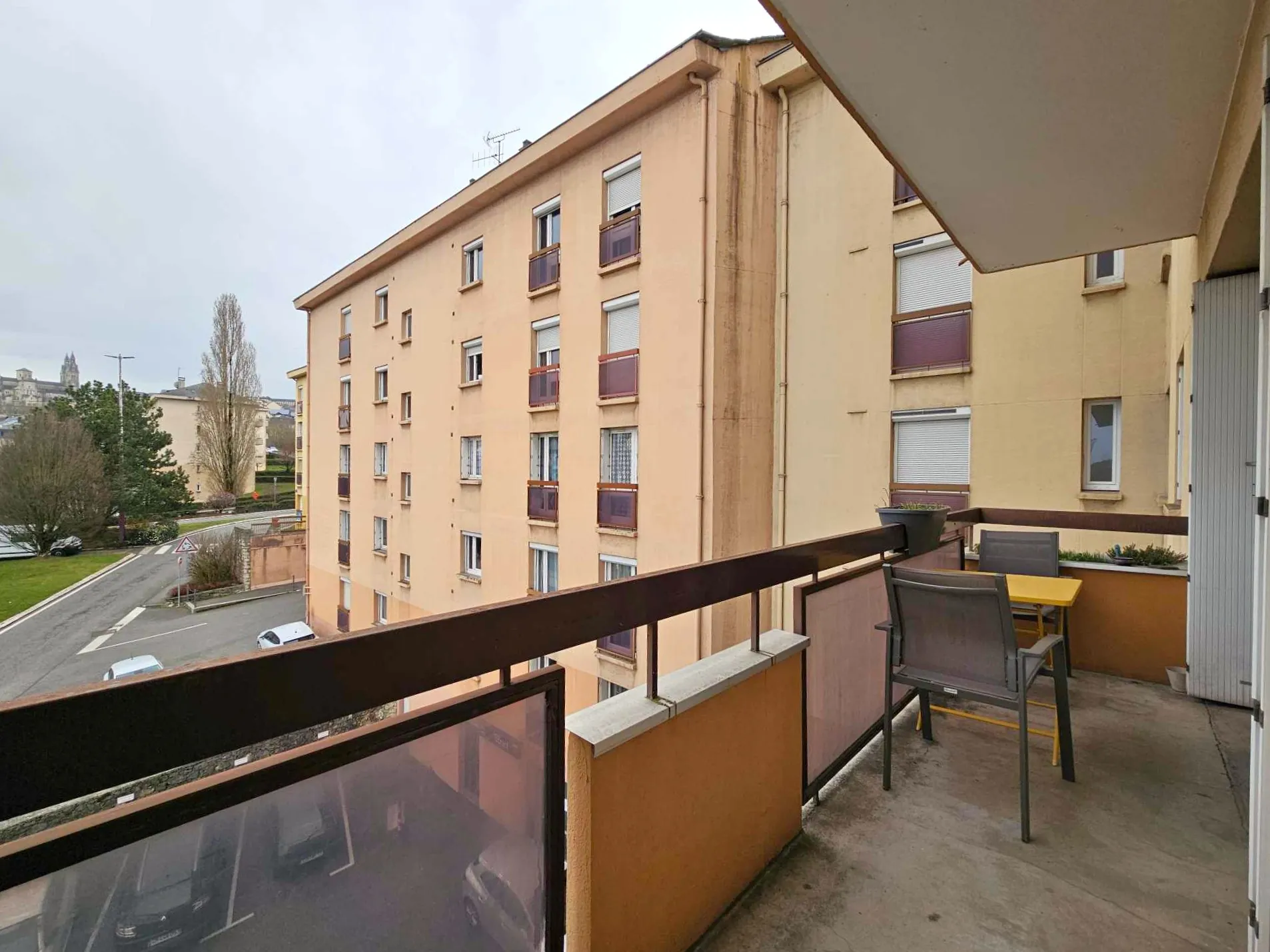 Spacieux appartement T3 de 93 m² à Rodez avec balcon, garage et proximité commodités 