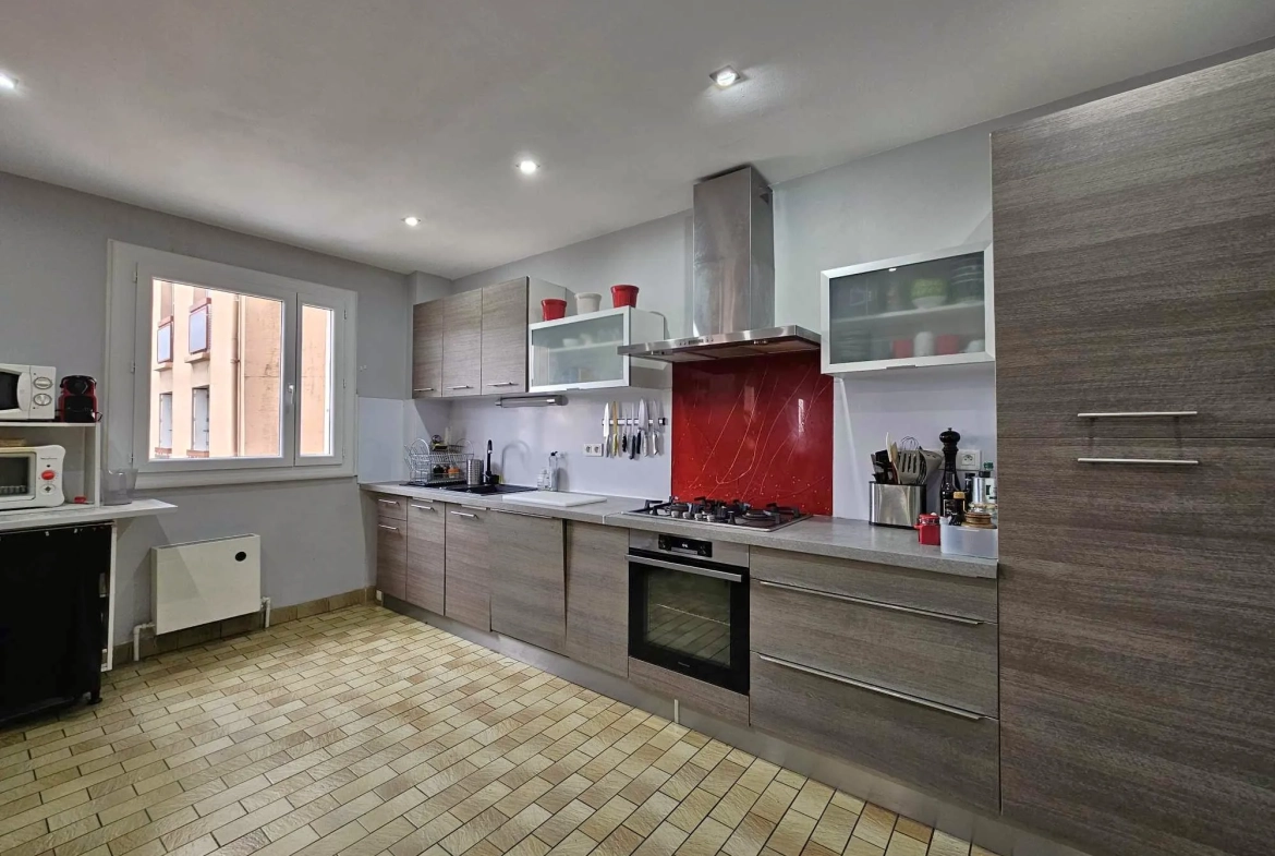 Spacieux appartement T3 de 93 m² à Rodez avec balcon, garage et proximité commodités 