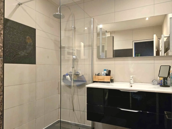 Spacieux appartement T3 de 93 m² à Rodez avec balcon, garage et proximité commodités 