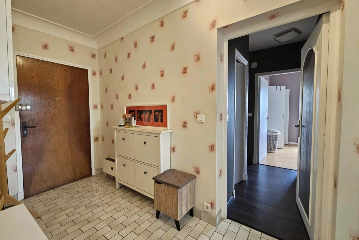 Spacieux appartement T3 de 93 m² à Rodez avec balcon, garage et proximité commodités 