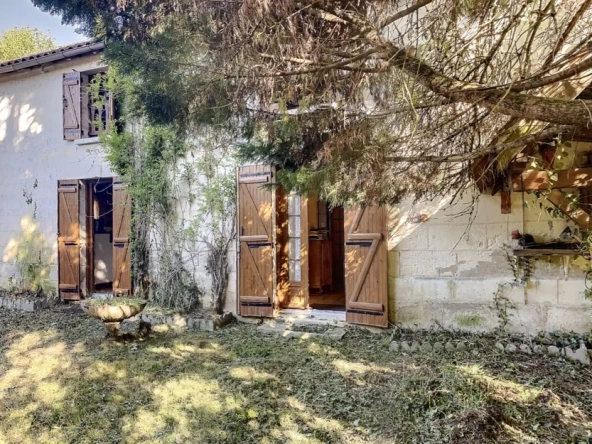 Charmante maison en pierre avec jardin à Manzac-sur-Vern en Dordogne