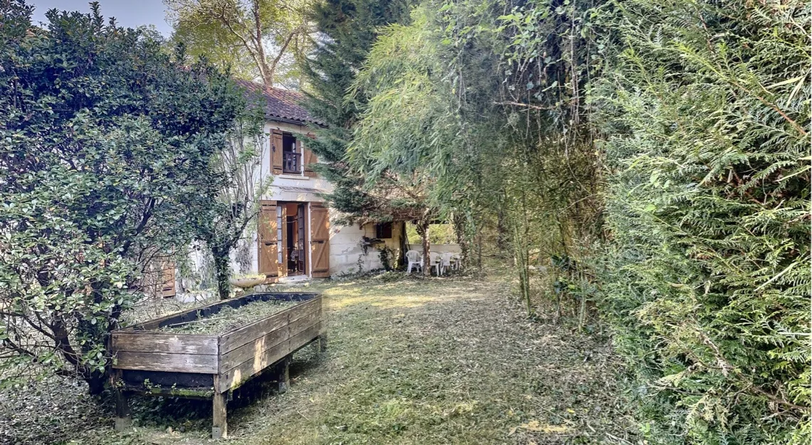 Charmante maison en pierre avec jardin à Manzac-sur-Vern en Dordogne 