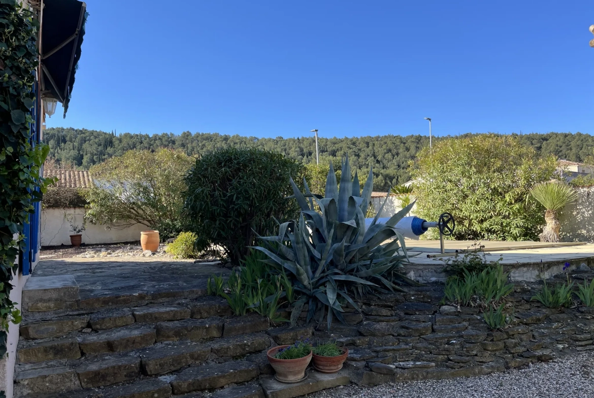 Villa moderne avec jardin, piscine et garage à Montbrun-des-Corbières 