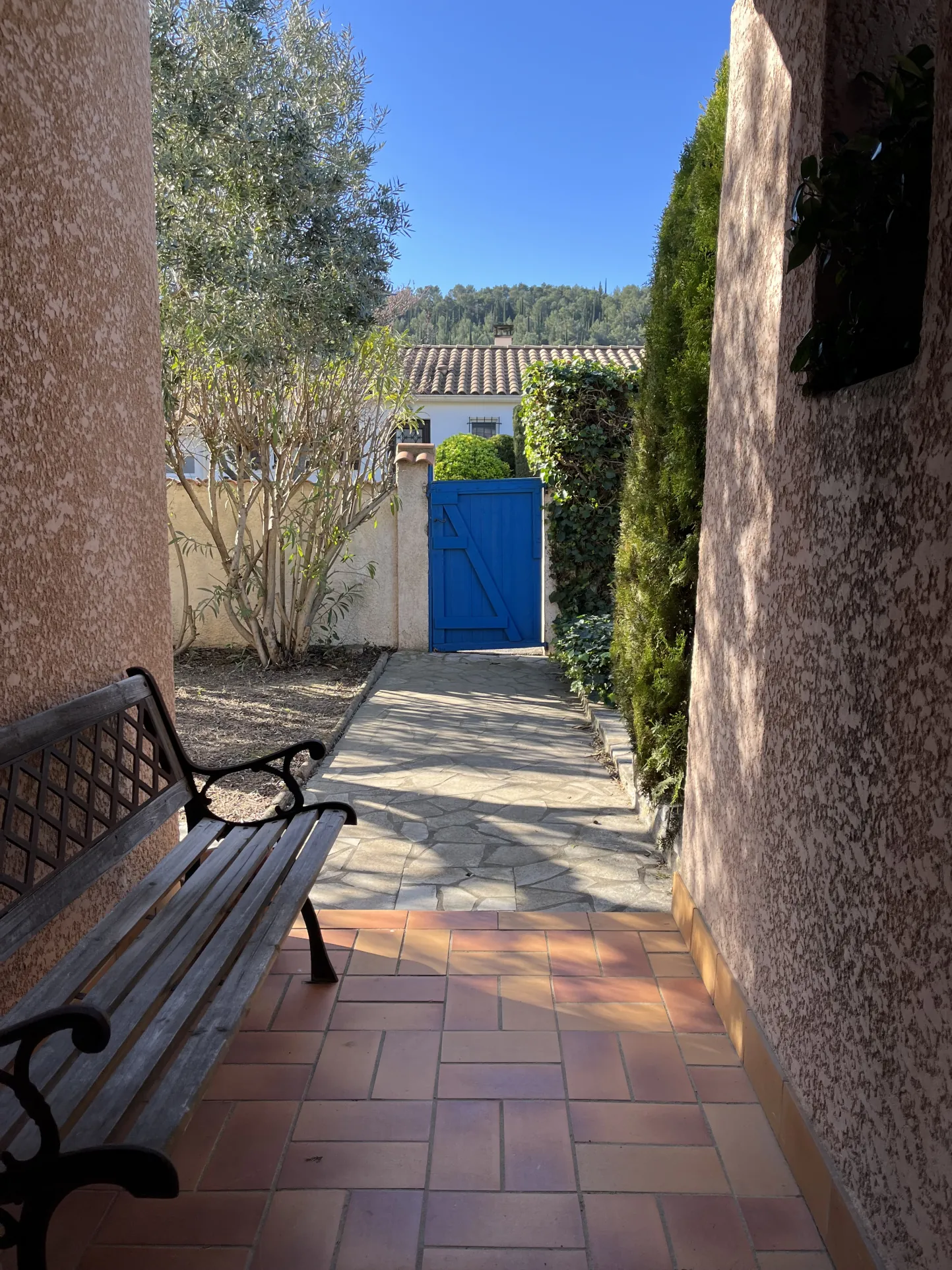 Villa moderne avec jardin, piscine et garage à Montbrun-des-Corbières 