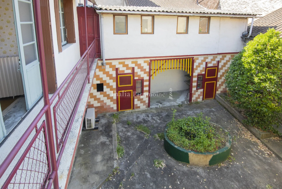 Maison de ville à Mareuil avec potentiel pour deux appartements lumineux 