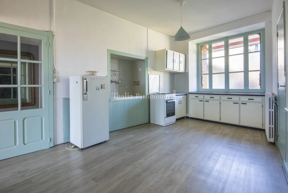Maison de ville à Mareuil avec potentiel pour deux appartements lumineux 
