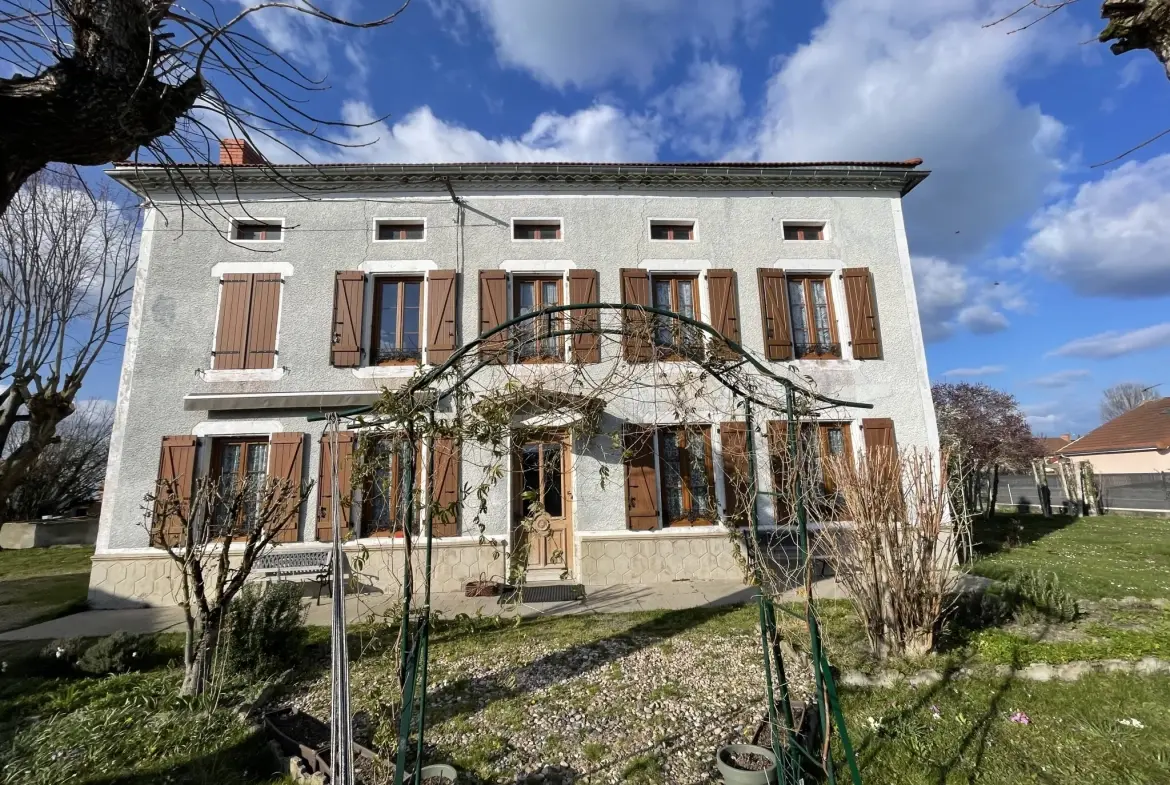Maison de maître à Cognat-Lyonne de 133 m² avec dépendances et jardin arboré 