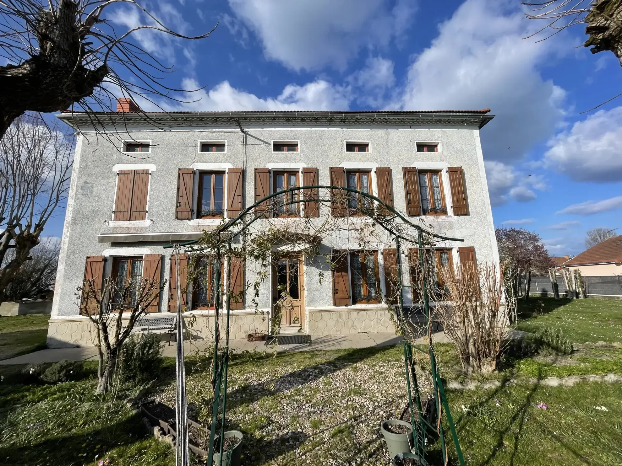 Maison de maître à Cognat-Lyonne de 133 m² avec dépendances et jardin arboré 