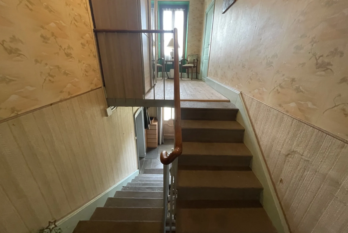 Maison de maître à Cognat-Lyonne de 133 m² avec dépendances et jardin arboré 